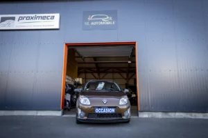 Renault occasion stationnée devant l’atelier