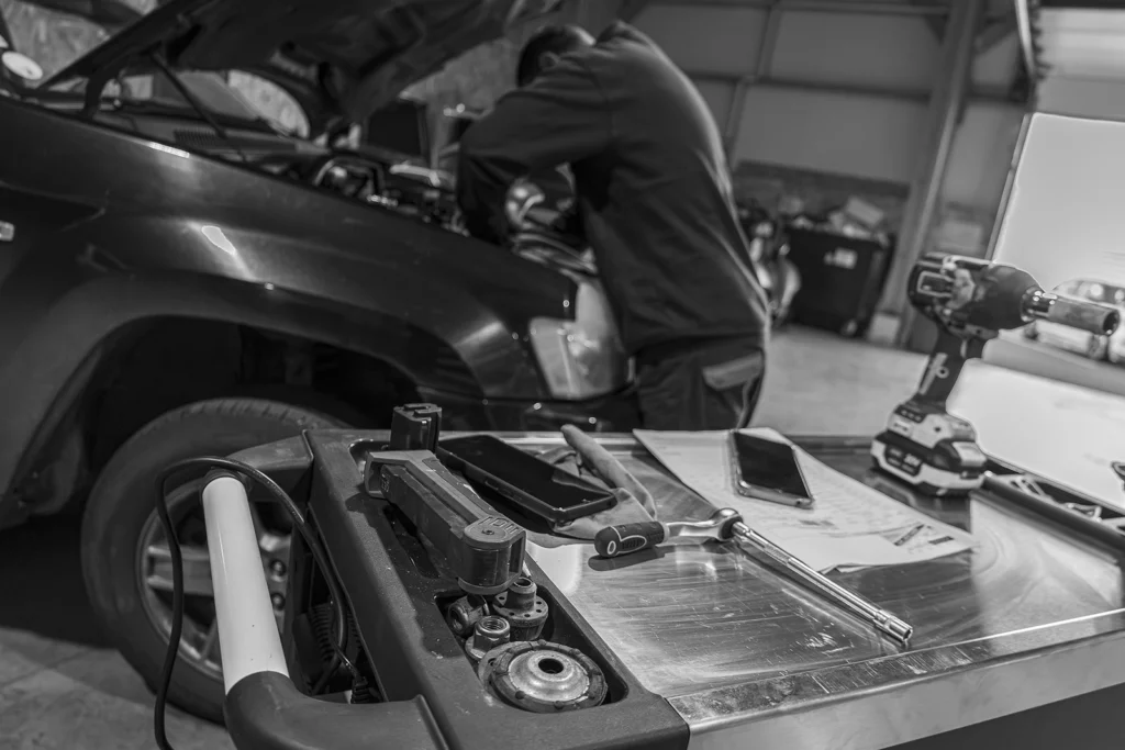 mécanicien travaillant sur un moteur de voiture