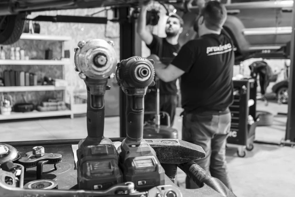 mécanicien manipulant un outil électrique