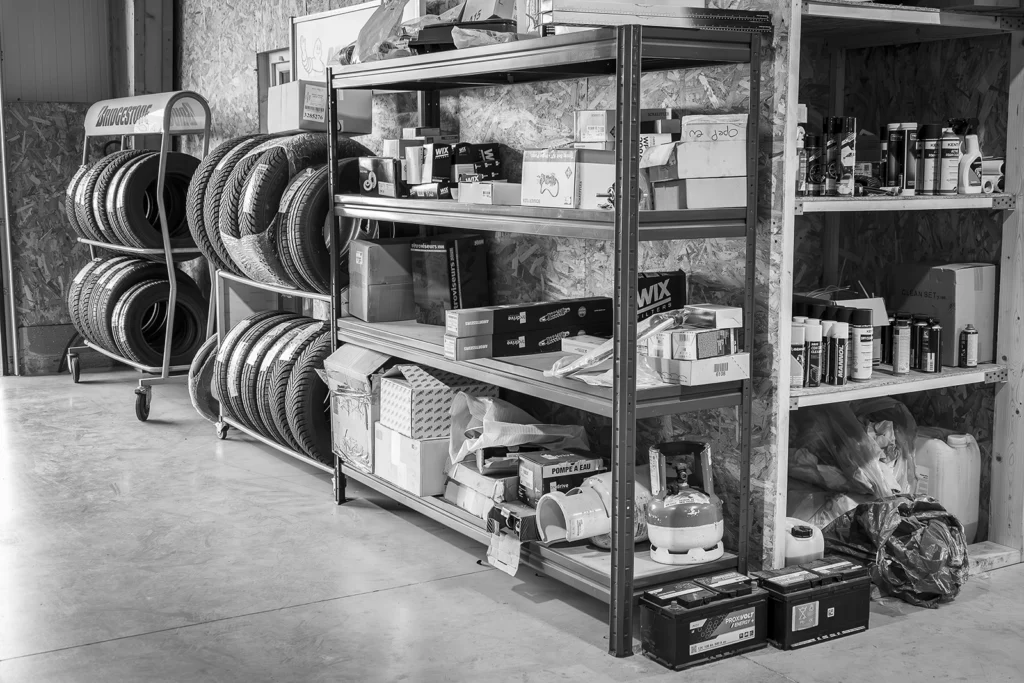étagères de pièces mécaniques dans un garage