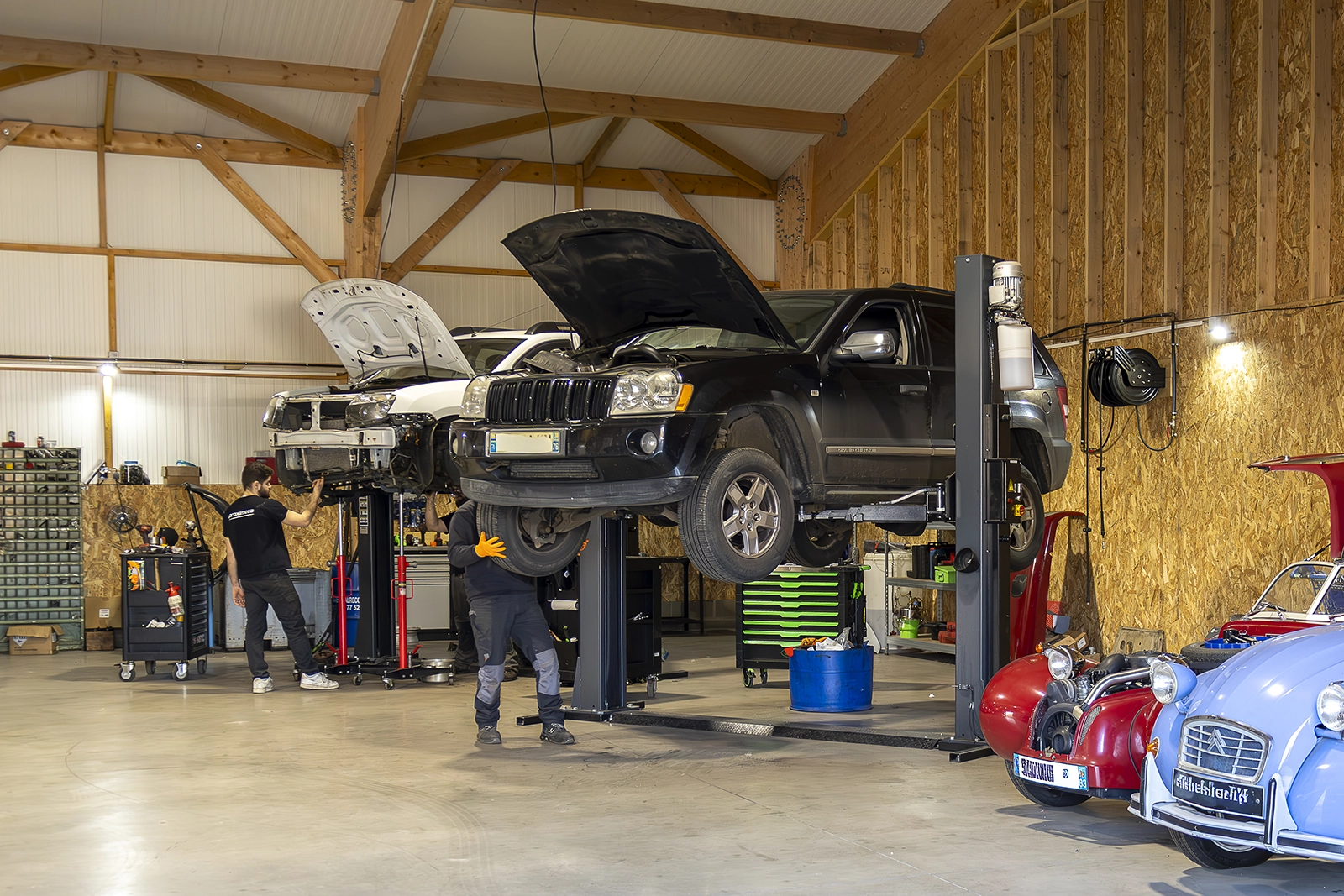 véhicule levé sur pont dans atelier mécanique