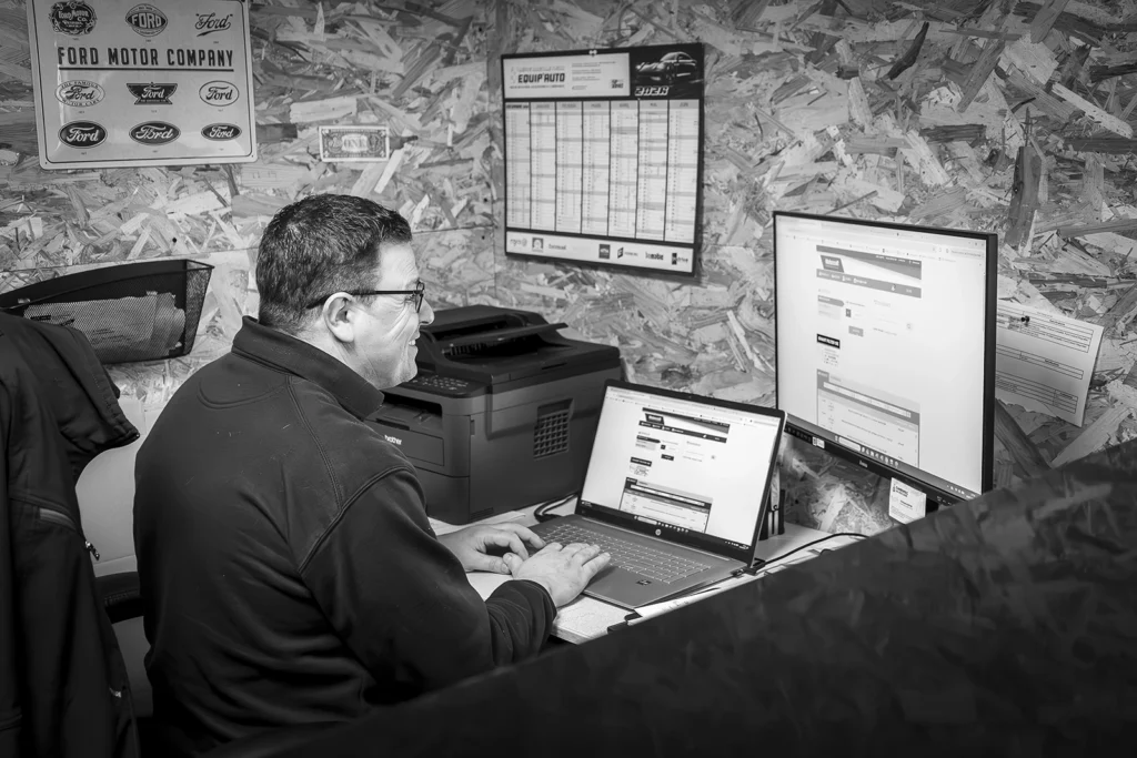 mécanicien utilisant un ordinateur pour diagnostic auto