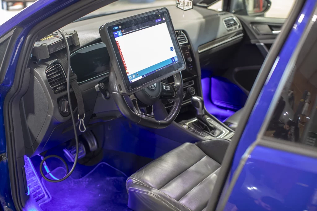 outil de diagnostic branché dans une voiture