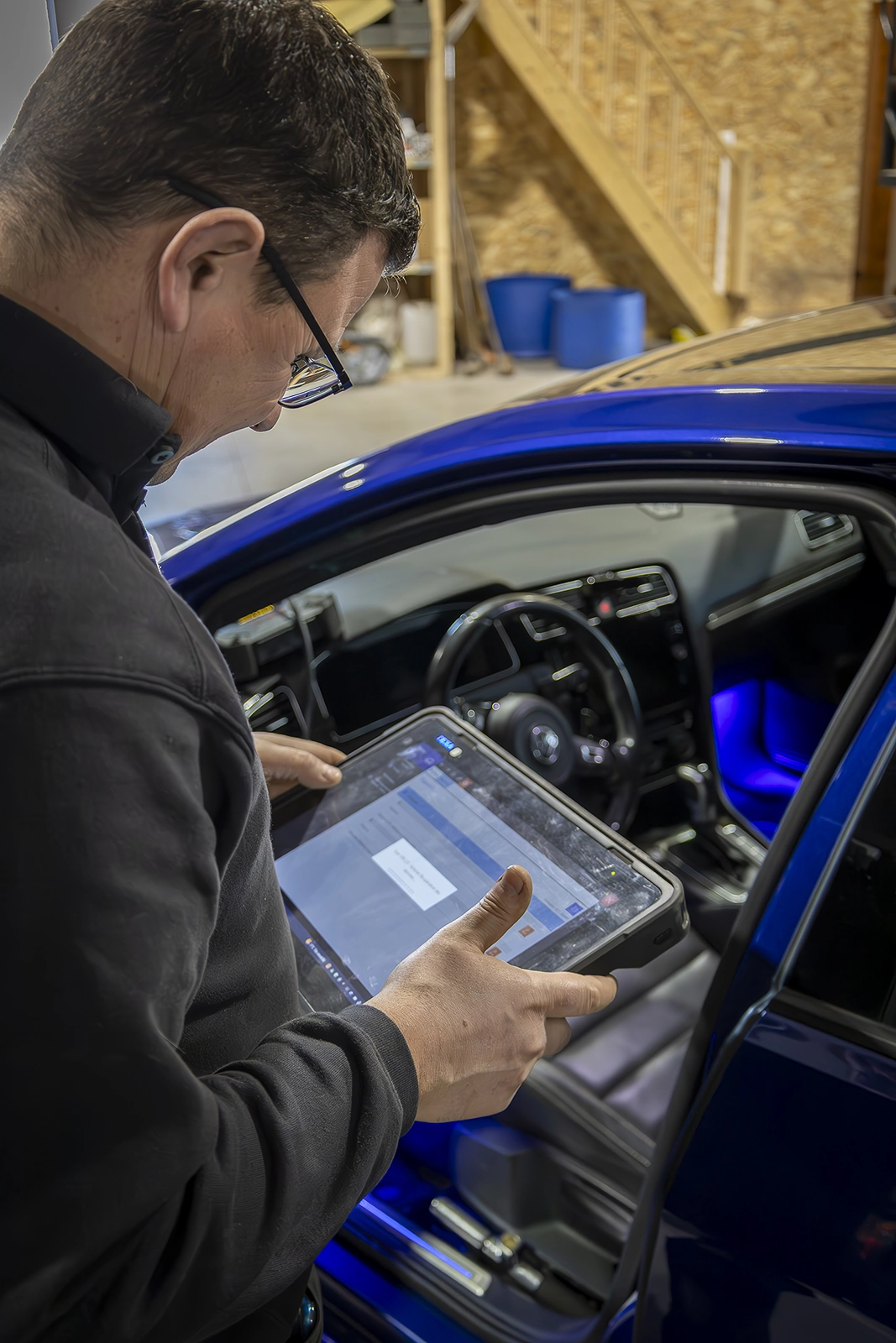 diagnostic électronique sur voiture avec tablette