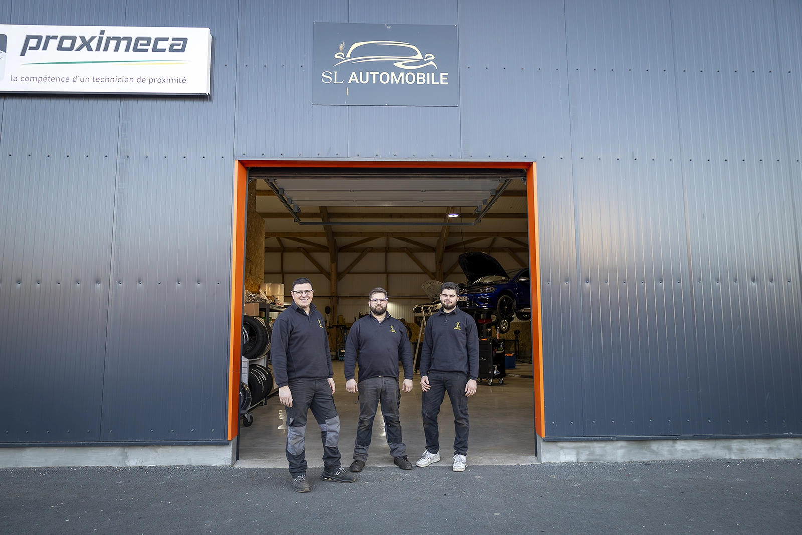 équipe du garage devant l’atelier