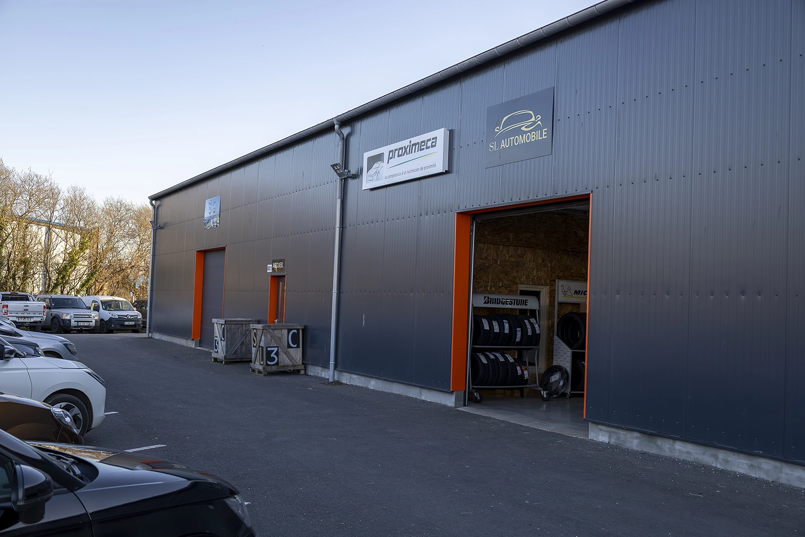 entrée du garage et atelier mécanique