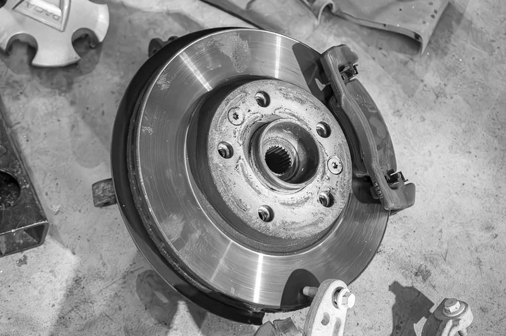 disque de frein automobile démonté pour réparation