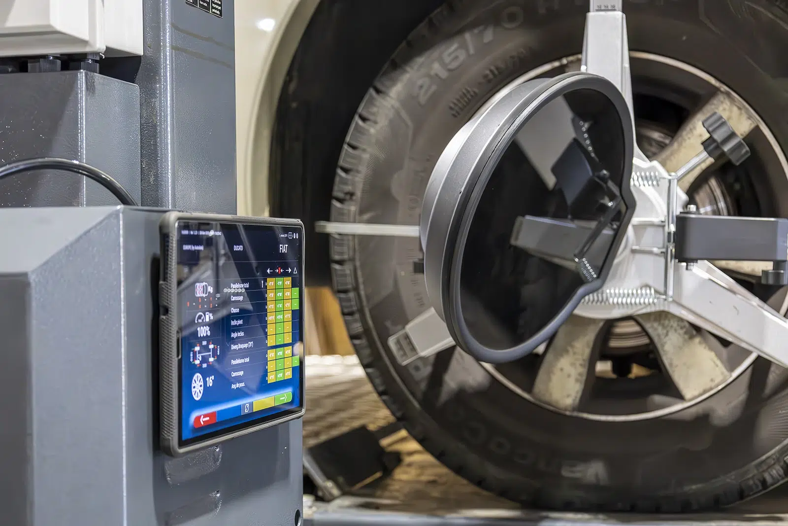 machine de géométrie de pneu dans garage