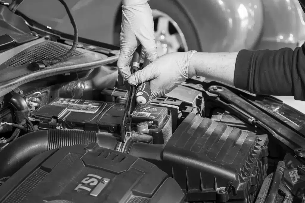 réparation mécanique sur moteur automobile