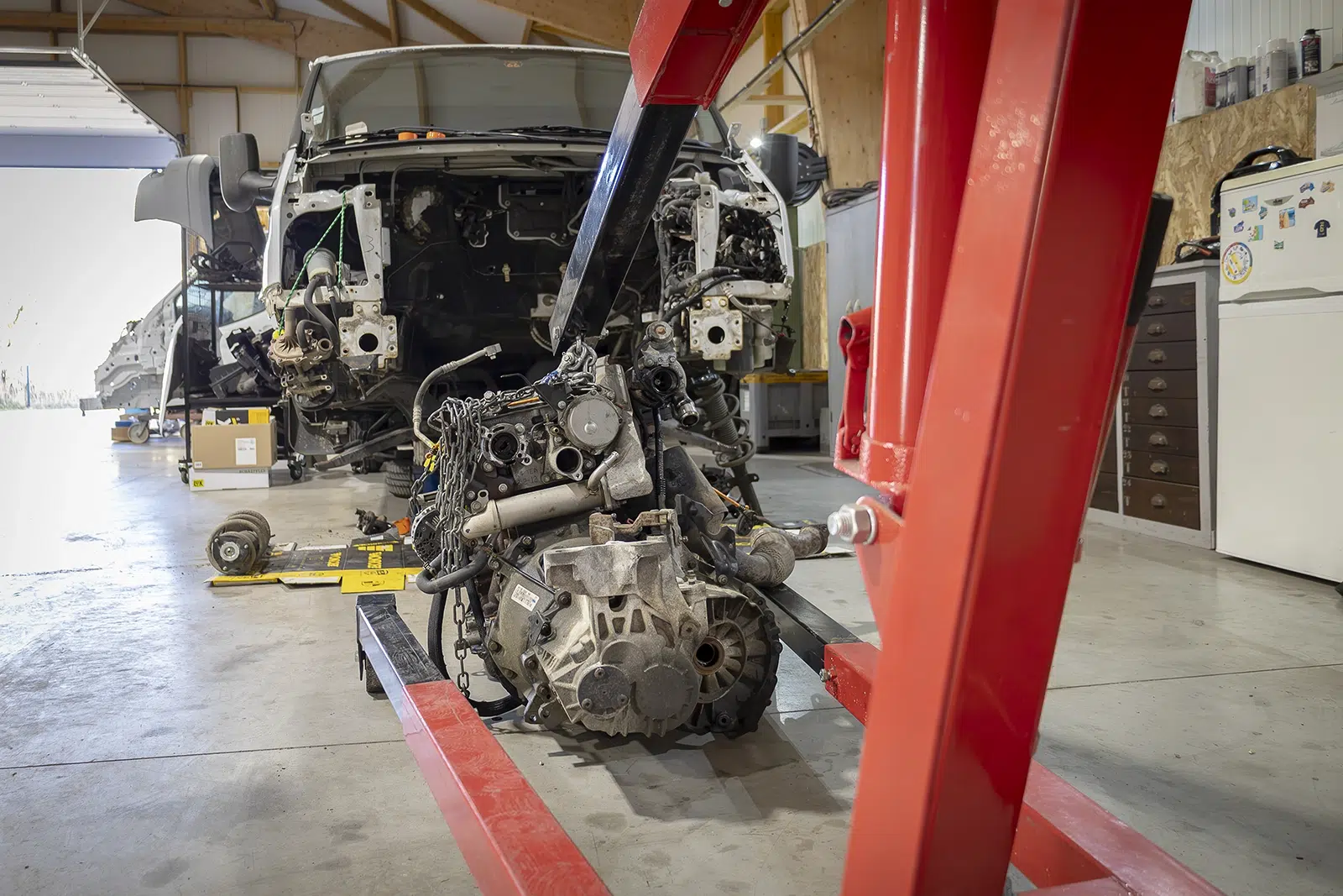 moteur automobile suspendu pour réparation