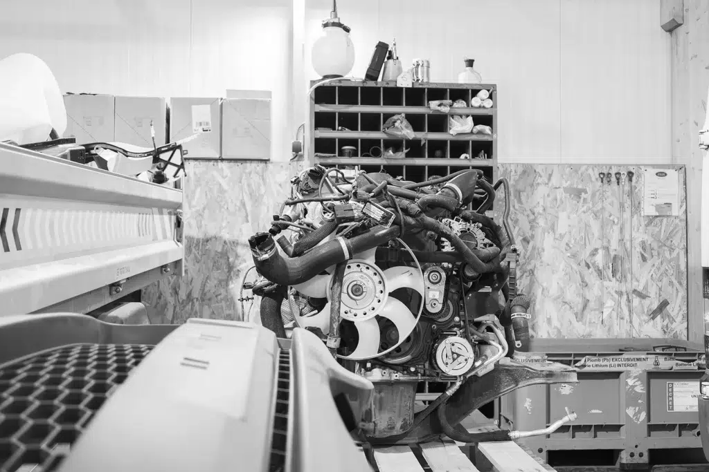 moteur automobile démonté dans un atelier