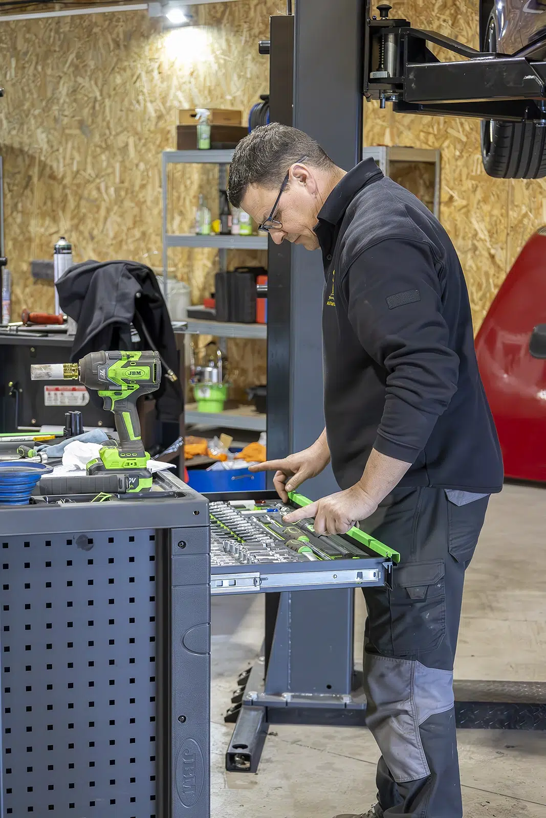 mécanicien travaillant sur établi avec outils