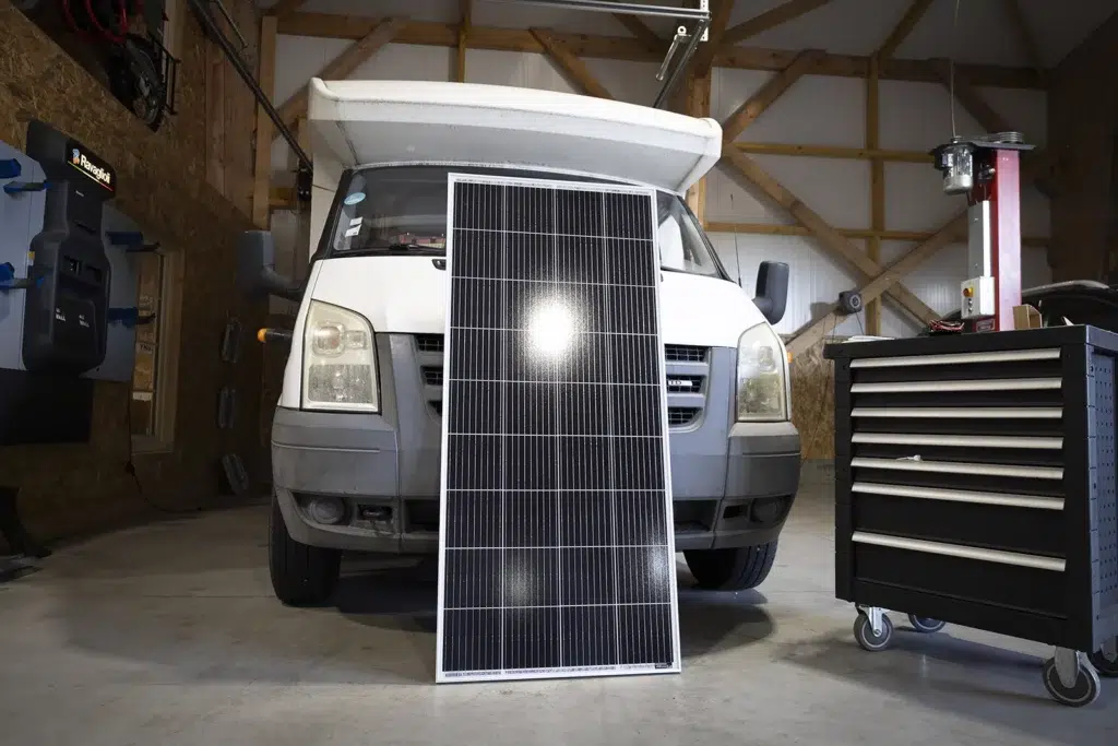camping-car avec panneau solaire installé