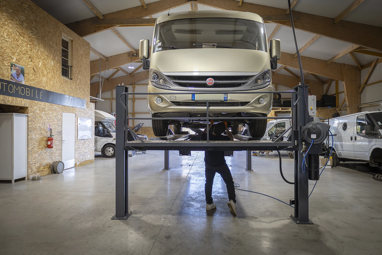 véhicule sur pont élévateur dans un garage automobile