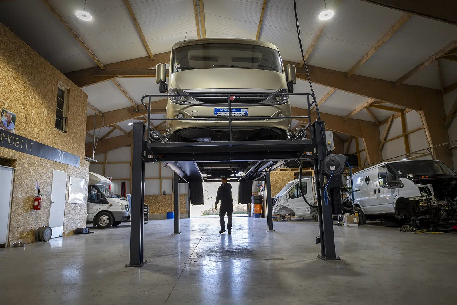camping-car sur pont élévateur pour entretien