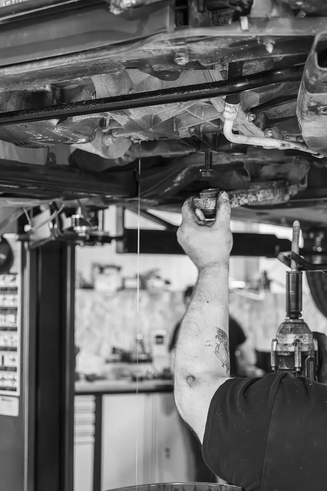 mécanicien travaillant sous véhicule levé