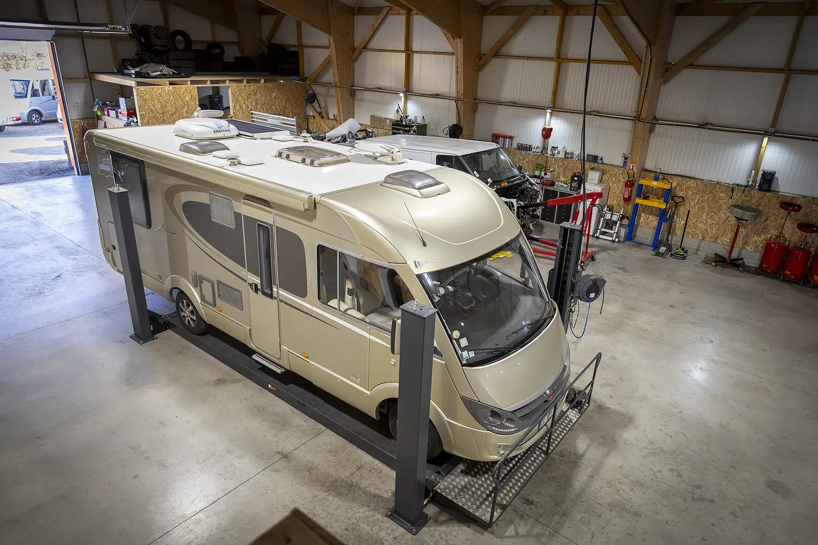 camping-car en réparation dans un garage